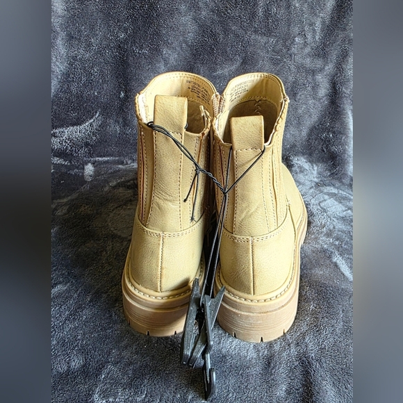New women's Time and Tru Lug Chelsea Boots, beige / tan color, size 8 1/2 - Picture 5 of 6